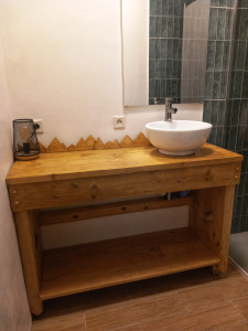 Photo de galerie - Fabrication d'un meuble de salle de bain sur mesure avec vasque (arrivée et sortie d'eau)