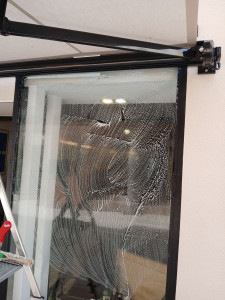 Photo de galerie - Entretien vitrine chez un professionnel 