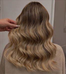 Photo de galerie - Mèches, patine, coupe, brushing 