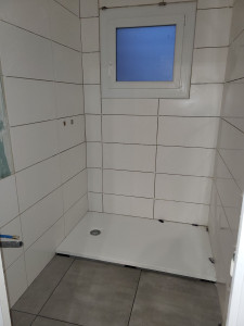 Photo de galerie - Réalisation d'une douche à l'italienne avec pose du carrelage faïence, receveur et mitigeur 