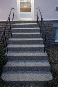 Photo de galerie - Rénovation escalier d'entrée 
moquette de pierre résine 