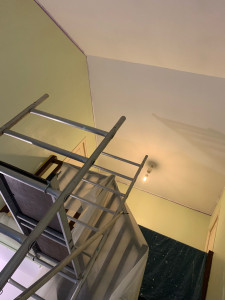 Photo de galerie - Plafond cage d’escalier ( préparation du support + 2 couches peinture mat )