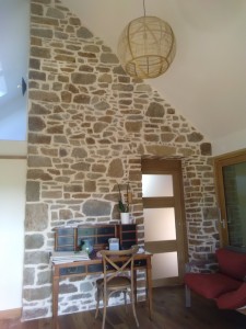 Photo de galerie - Création d'une ouverture + réalisation de joint de pierre gratté intérieur dans rénovation.