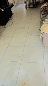 Photo de galerie - Carrelage blanc effet marbre, élégant et moderne.
