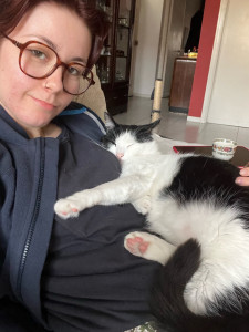 Photo de galerie - Sieste avec le chat d’amis que j’ai pris chez moi pendant un mois pour du dressage intensif (chat difficile même si la photo ne le montre pas)