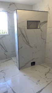 Photo de galerie - Pose de carrelage format 120 x 60cm imitation marbre. Salle de bain complète dépose de Placo, suite à un dégât des eaux, repose de Placo ragréage, pose de bac de douche, pose de carrelage et mise en peinture du plafond.