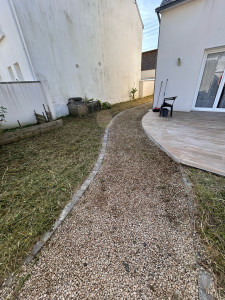 Photo de galerie - Après le débroussaillage du jardin et le désherbage de l’allée