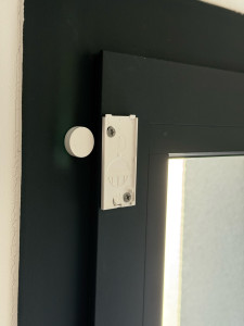 Photo de galerie - Pose de détecteur de contact fenêtre pour système d’intrusion (DI)