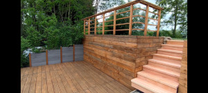 Photo de galerie - Aménagement extérieur réalisation d'une terrasse en douglas avec bardage et escalier