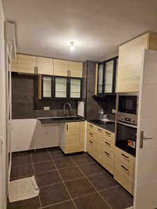 Photo de galerie - Montage d'une cuisine en kit avec raccordement électroménager et pose credence carrelage 