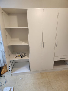 Photo de galerie - Armoire 4 portes 6 tiroirs 