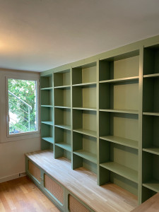 Photo de galerie - Bibliothèque sur mesure finition verte 