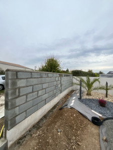 Photo de galerie - Réalisation d’un mur de clôture avec arrondi. 