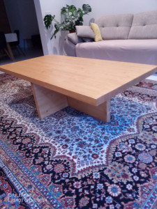 Photo de galerie - Table basse avec pied croisé vernis chêne moyen 
