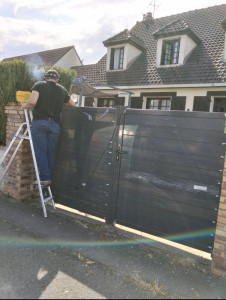 Photo de galerie - Spécialiste en fermetures, accès et sécurité : portails, portillons, portes coulissantes, rideaux de garage et portes blindées.