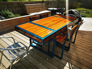 Photo de galerie - Salon de jardin avec brazero intégré à la table, j'appelle ça une table à feu !
