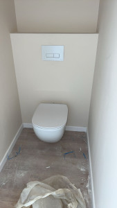 Photo de galerie - Installation des toilettes suspendues