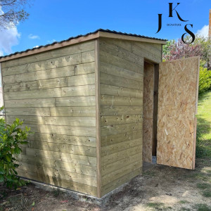 Photo de galerie - Cabanon en bois sur mesure. Réalisation d’un abri de jardin en bois sur mesure : structure, charpente et habillage complet. Conception robuste, esthétique et parfaitement intégrée à l’environnement.