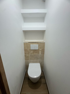 Photo de galerie - Pose d’un wc suspendu avec habillage BA13 et carrelage 