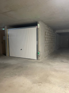 Photo de galerie - Ici, j’ai posé cette cloison et installer une porte de garage pour transformer une place de parking sous terrain en véritable garage fermé et sécurisé. 