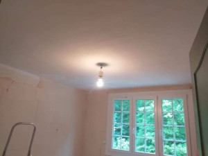 Photo de galerie - Enduit complet sur plafond, ponçage et deux couches de peinture