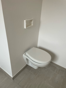 Photo de galerie - Installation de toilettes suspendus