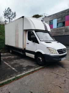 Photo de galerie - Fourgon de déménagement 20m3 avec hayon. Disponible pour déménagement local, régional ou national.