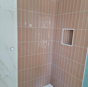 Photo de galerie - Réalisation d'une salle de bain,
Avec carrelage imitation Marbre.
Intérieur douche Zelige.