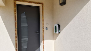 Photo de galerie - Borne de recharge de véhicules électriques Schneider avec câble encastré