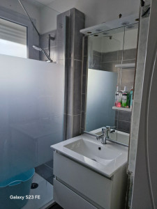 Photo de galerie - J'ai transformé l'ancien baignoire en bac à douche avec recevoir et installé la paroi vitrée douche et ensuite j'ai installé un nouveau lavabo avec son miroir 