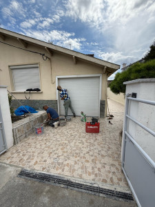 Photo de galerie - Réalisation d’un carrelage terrasse et accès garage