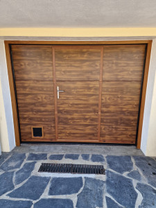Photo de galerie - Pose d’une porte de garage avec portillon, et chatière intégré, en coloris Chêne doré 