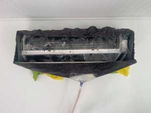 Photo de galerie - Installation de la bâche de protection avant le nettoyage haute pression.