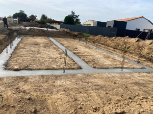 Photo de galerie - Fondation en béton, armé, prêt à recevoir les parpaings de soubassement.