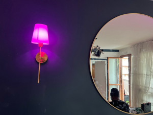 Photo de galerie - Pose d’une vitre sur un mur du salon et les ampoules 