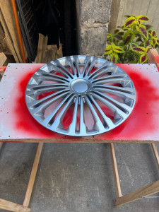 Photo de galerie - Enjoliveur avant la peinture appliqué
