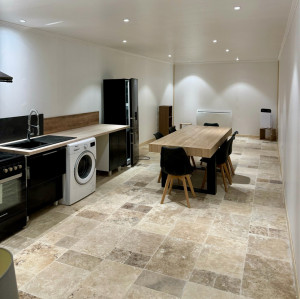 Photo de galerie - Rénovation globale d’un local avec mise en travertin au sol.  