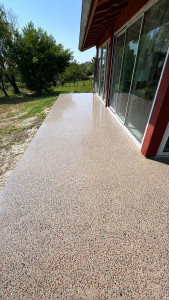 Photo de galerie - Création d’une terrasse en béton désactivé finition ponçage à Arbouet.