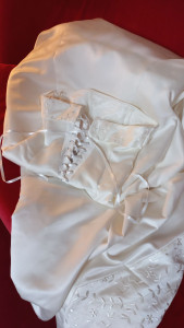 Photo de galerie - Une cliente m'a demandé d'élargir le tour de la poitrine de la robe de mariée qu'elle avait achetée d'occasion. J'ai ajouté 2 morceaux de tissus dans le dos puis créé un laçage.  Ça a rendu a robe encore plus charmante !