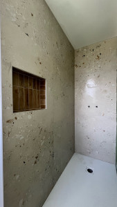 Photo de galerie - Grand format de carreaux avec niche intégré habillage petit carreaux 