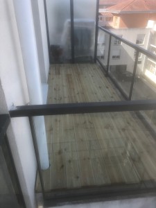 Photo de galerie - Installation d une terrasse bois , avec rampe d accès et poignée de maintient 