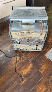 Photo de galerie - Four qui faisait disjoncter a chaque allumage,
Remplacement de la résistance du bas a la suite d'une recherche de panne.
Test de bon fonctionnement concluant