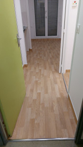 Photo de galerie - Bonjour je suis disponible immèdiatement pour travaux tapisserie parquet lino  carrellage papier peint toile peinturs travail professionnel je dispose de mon propre material et me deplace actif ,rapide et efficace contactez moi au 0641943028 Merci