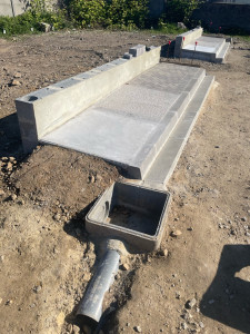 Photo de galerie - Pose de dalle béton trottoir caniveaux est assainissement mur en agglo plus enduit 