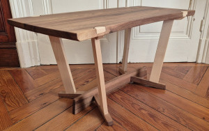 Photo de galerie - Table basse en noyer et sycomore, finition huilée