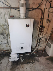 Photo de galerie - AVANT : Appoint d'eau à faire sous la chaudière dans la cave, une vraie galère de vérifier et ajuster sa pression d'eau de chauffage 