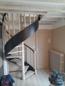 Photo de galerie - Rénovation de l'escalier 
peinture avec délimitation aux murs.