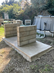 Photo de galerie - Création petite dalle béton ,coin matériel piscine 