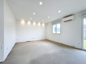 Photo de galerie - Rénovation intégrale:
-Double vitrage
-Placo
-Enduit
-Ragréage
-Peinture 
-Électricité
-Plomberie

Travaux clé en main