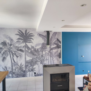 Photo de galerie - Pose intissé panoramique avec , côté droit pan de murs bleu Seychelles.